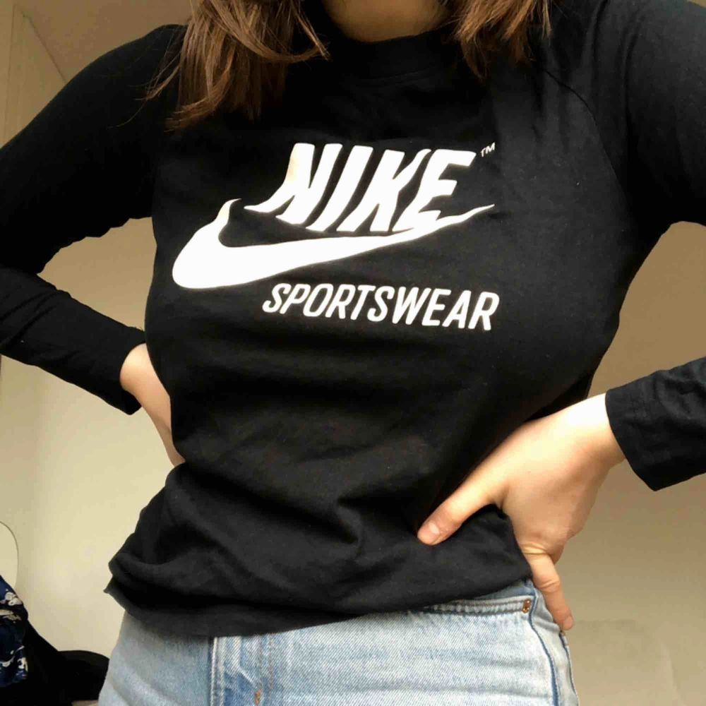 Nike Sportswear långarmad tröja. Super fin, knappt använd. Skriv vid frågor! . Huvtröjor & Träningströjor.