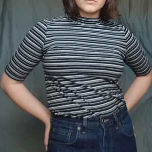  - Tajt randig tisha med halvpolo som är snygg att ha under annan tisha/tröja som på bild 2. 🦓🐄🐼  Betalning via swish, kan mötas upp i Malmö annars står köparen för frakten.