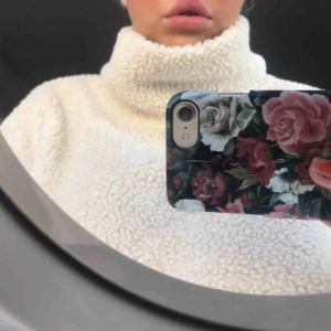  - Super mysig tröja med hög krage i ”får” liknande material från Weekday 