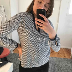  - Blus ifrån Bondelid med V ringning. Blå vit mönster. Säljer pga inte min stil längre så används inte. Fint skick. Köparen står för frakten. 