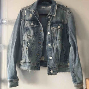  - Jeansjacka från zara. Denim med slitningar storlek XS