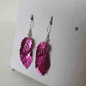  - Söta örhängen med paljetter ❤️ OBS! Vi kan ej garantera vilket material smycket är gjort i. Frakt ingår inte i priset. Om du vill köpa till en papperslåda vi har tillverkat själva tillkommer en extra kostnad på 15kr ✨