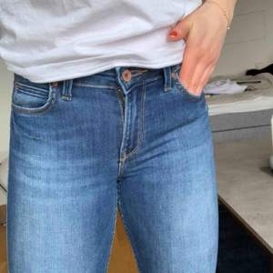 Sköna och stretchiga jeans från Lee i midblue. W25 L31, jag på bilden är 172 cm och har oftast S. Gratis frakt😊