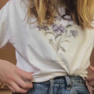  - Säljer min jättefina t-shirt från brandy Melville. 150kr + frakt!💘 Kan mötas upp i Uppsala:)