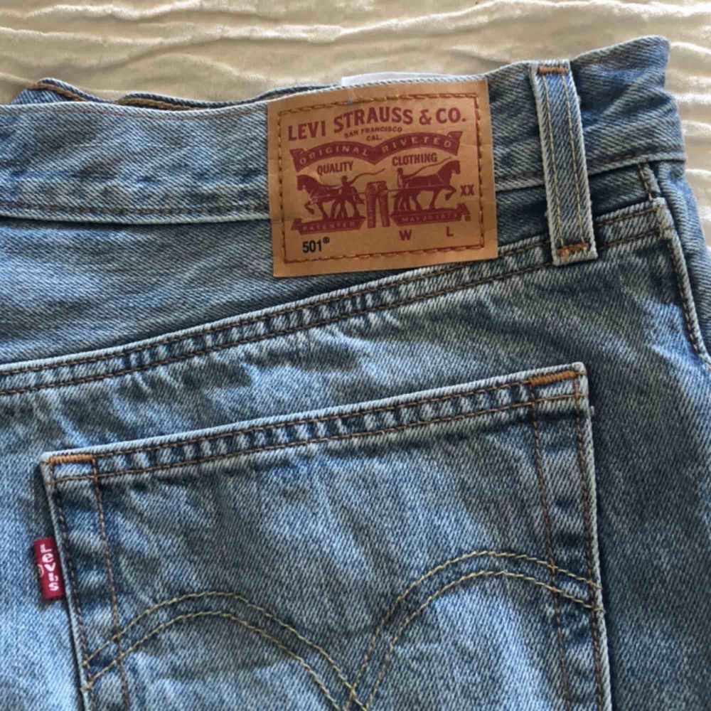 Ett par skitsnygga Levis’ jeansshorts! 501-modell, nästintill oanvända (säljes pga har två likadana). Skulle säga att de passar en strl medium :) . Jeans & Byxor.