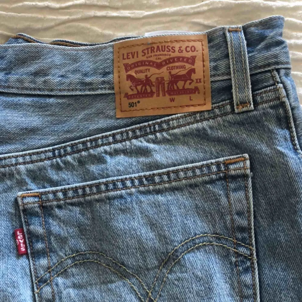 Ett par skitsnygga Levis’ jeansshorts! 501-modell, nästintill oanvända (säljes pga har två likadana). Skulle säga att de passar en strl medium :) . Jeans & Byxor.