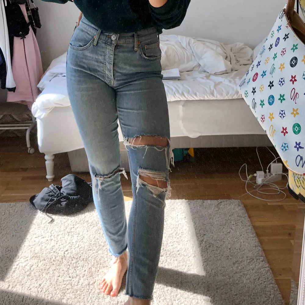 Snygga jeans från Gina tricot i mycket bra skick! Väldigt stor i storleken, jag har vanligtvis 36 men i denna brallan 40 😋. Jeans & Byxor.