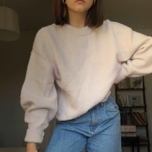  - Säljer denna fina och sköna tröjan ifrån HM. Den är knappt använd och är som ny. Frakten ligger på 63kr