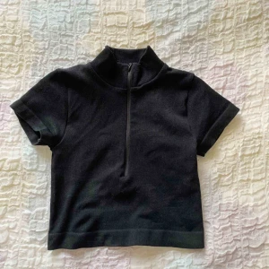  - Crop top från Urban Outfitters. Endast testad. Frakt ingår i priset ❤️