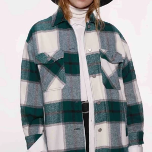  - Populär jacka från Zara, storlek L men passar mig som har S! 💓 kan skickas eller mötas upp i Karlskrona/Ronneby!