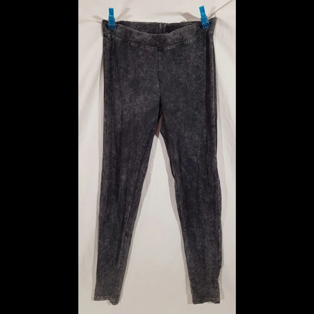 Melerade grå leggings från JSFN, storlek 34/36.. Jeans & Byxor.