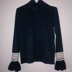 STAND Sporty  - Tröja från STAND med söta detaljer på ärmarna, frakt ingår i priset eller möts upp i Sthlm :) 