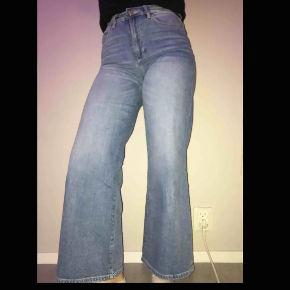 Säljer nu mina jeans på grund av att dom aldrig kommit till användning. Riktigt bra skick då dom bara har använts en gång. Det är bara att skriva om du har några frågor eller vill ha fler bilder.  Köparen står för frakten😊💕. Jeans & Byxor.