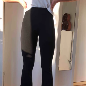  - Nu säljer vi dessa sköna bootcut byxor ifrån Gina Tricot. De är i storlek XS och säljs pga att de börjar bli lite för små. Byxorna är i superbra skick och är sparsamt använda.🤗