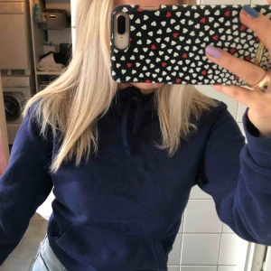  - Marinblå hoodie relativt tunn men ändå varm! Sitter supersnyggt😍