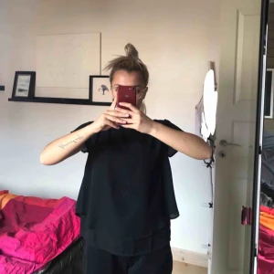  - Svart blus från Forever 21. 