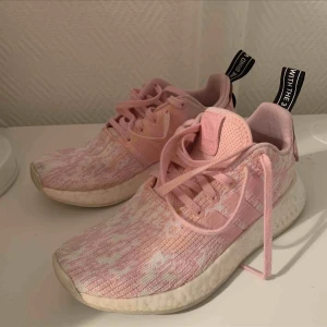  - Säljer mina fina Adidas NMD R2 då jag inte använder de längre. Fint skick 9/10. Nypris 1400kr. Kartongen finns ej. Kan mötas i Enköping annars FRAKTFRITT