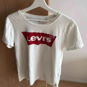  - Vit Levis tröja i mycket bra skick i storlek S
