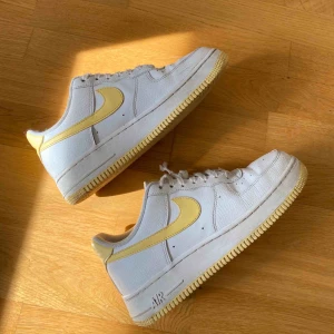  - Säljer ett par sparsamt använda Nike air force. Använda max 4 gånger. 💛 Nypris: runt 1100 kr!  Högsta bud: 810! Budgivning slutar 1/4 kl 14.00!