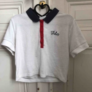  - En mer croppad Fila tröja i handduksmaterial, finns ej att köpa längre! Pris kan diskuteras 