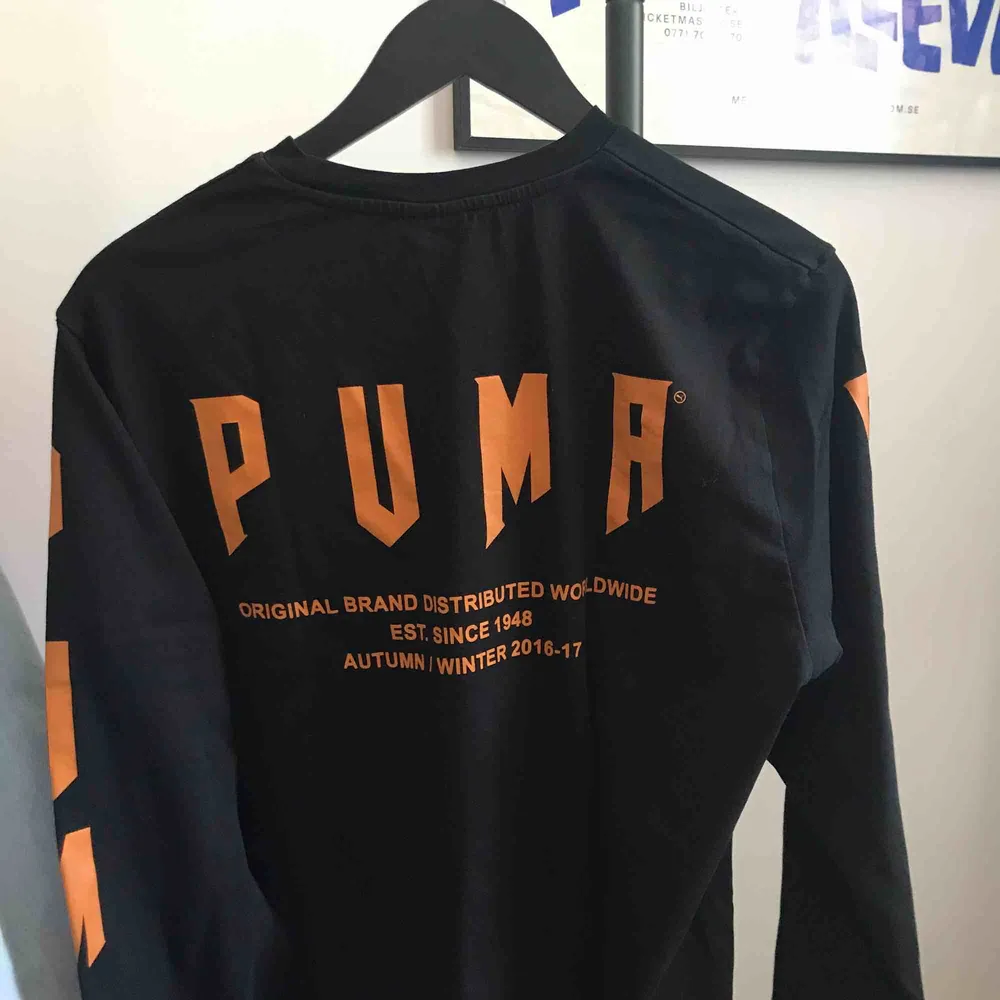 Långärmad oversized tröja från PUMA från deras höst/vinterkollektion 2016-17. Superbra skick, inte använts mycket alls. Stor i storlek, kan användas som klänning, passar från XS-L. Tröjor & Koftor.