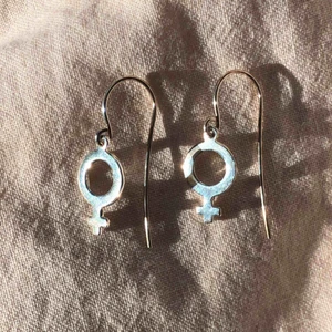  - Örhängen i form av venustecken (kvinnosymbol) i äkta silver 💖10/10 skick, aldrig använda och nytvättade💖Venustecknet (kvinnosymbolen) är 1.5cm långt 