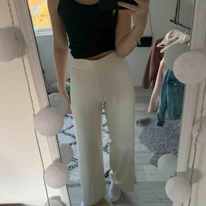  - Fina krämvita vida byxor från Ginatricot. Jag är 1,73 lång och längden är perfekt däremot så är dem förstora i midjan och det är därför jag säljer dem. Köparen får stå för frakten☺️