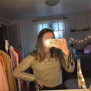  - Jättefin olivgrön, aningen croppad tröja från Pink Soda med snygg detalj på armarna! Köpt i London förra sommaren men har tyvärr inte kommit till användning! Köparen står för frakten 💕💕