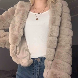  - Mjuk beige pälsjacka från Gina tricot. Köparen står för frakt