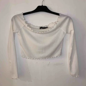  - Fin vit offshoulder tröja från Pretty Little Thing! 