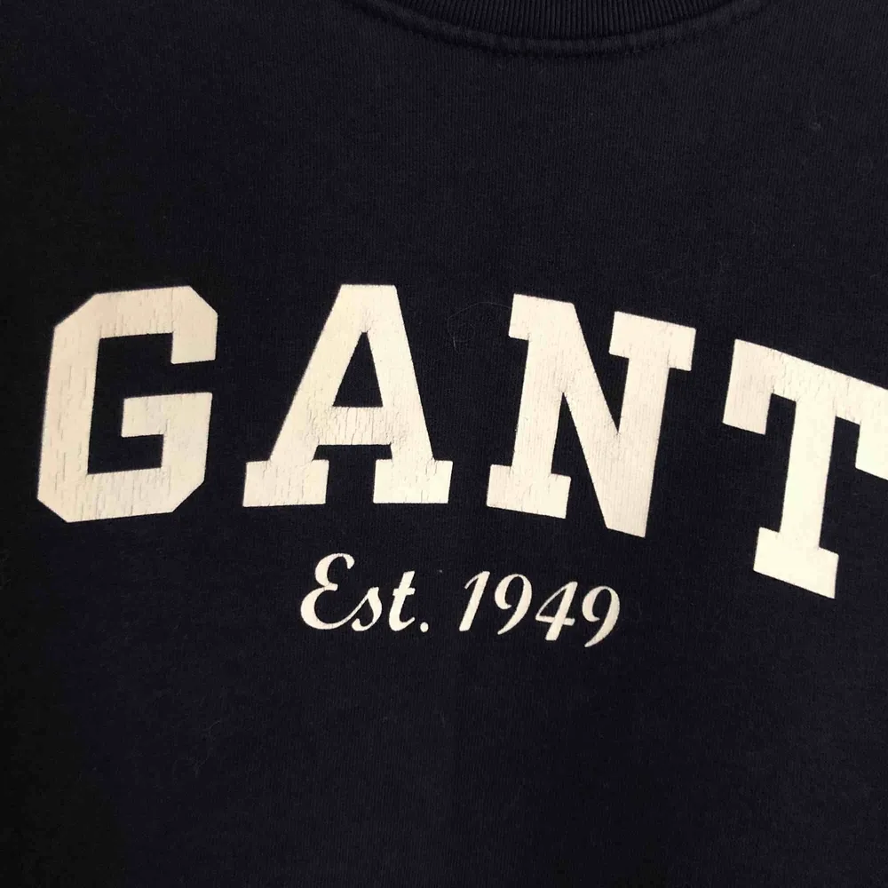Gant tröja! Storlek XS. Vanlig i storlek! Gant märket är lite slitet (kolla bild) annars är det fin. Färg: mörkblå.  Frakt ingår i priset (spårbar frakt blir mer) . Tröjor & Koftor.