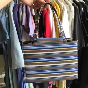  - Söt liten handväska!! Den är i måtten 20x15cm och djupet är 7cm❣️ super gullig och man får plats med det mesta i den! 