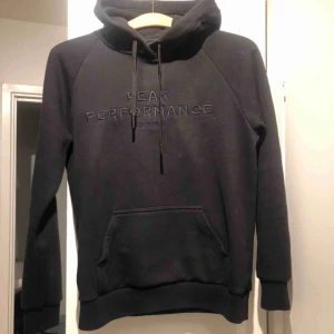  - peak performance hoddie svart storlek M. knappt använd! 750kr eller bud