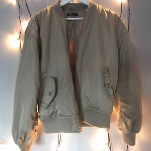  - En oversized bomberjacka som jag aldrig använt😊 