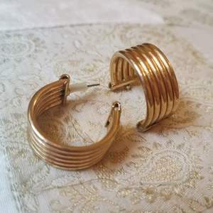 Guldiga örhängen - Breda guldiga hoop-örhängen. ✨ Superfina både till vardag och fest! 30 kr plus eventuell frakt. 