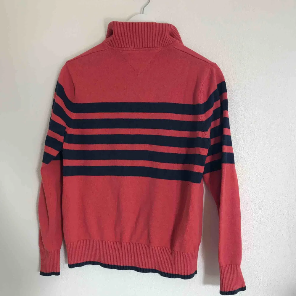 Superfin Tommy Hilfiger tröja. Strl S-M men passar även XS (lappen avklippt för den skavde). Mycket fint skick och härlig färg. Köpare står för eventuell frakt 💗⚡️. Toppar.