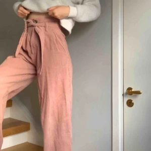 Rosa utsvängda manchesterbyxor - Coola byxor i manchestertyg! Straight leg modell, men tyvärr lite för korta för mig, (jag är 175cm). Inköpta i London förra året, men bra skick! bild 2 är när Max Fosh bär samma modell på fashion week 