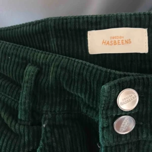  - Gröna manchesterbyxor från Swedish Hasbeens i typ mom jeans modell. Superfina men för stora för mig. Lite skrynkliga på bilden men det är bara att hänga upp dem.