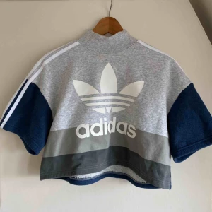  - Oanvänd adidas crop top hoddie! ✨storlek 38. Köparen står för frakt. Hör av er om ni vill se fler bilder! 🥰🥰