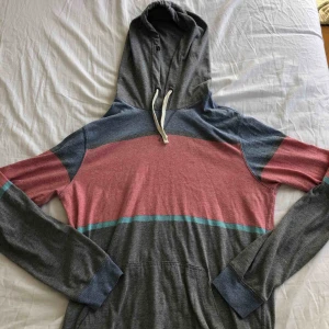  - Tunn hoodie från Quicksilver i nyanser av rosa blått och grått