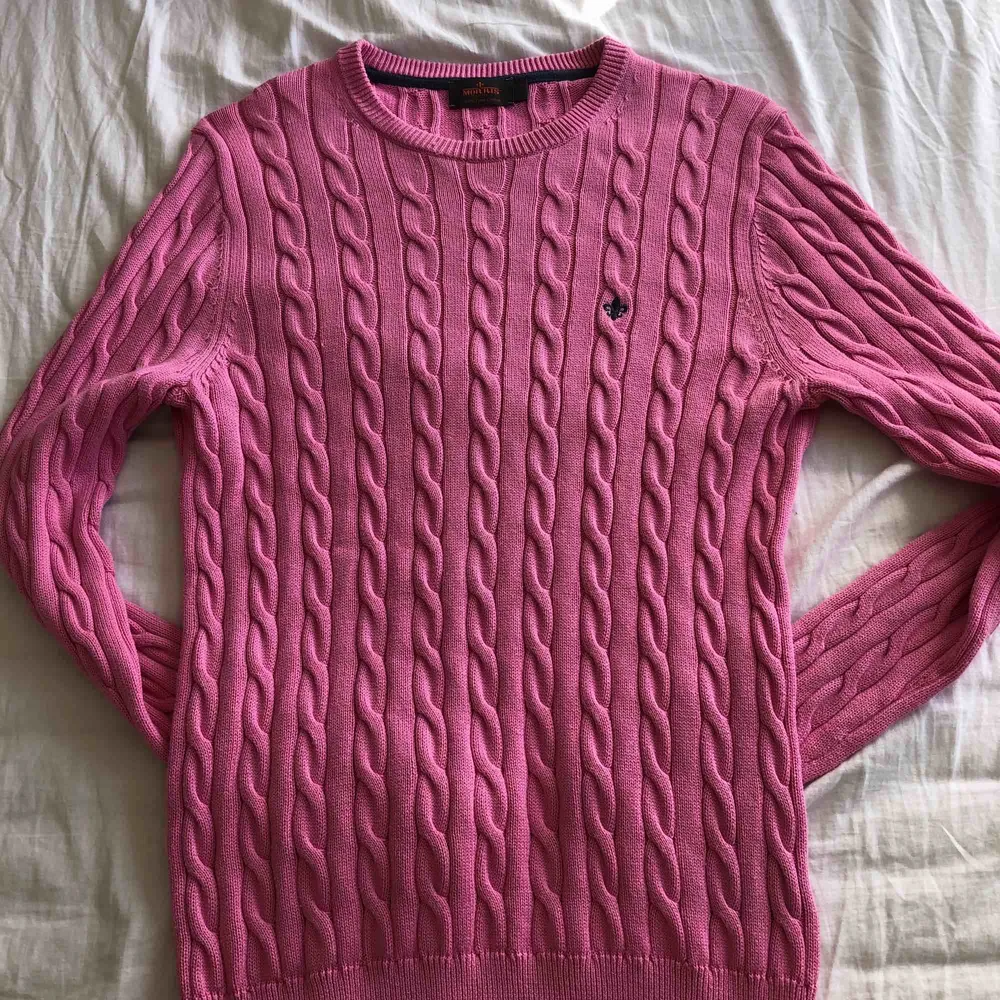 Kavelstickad rosa tröja från Morris i storlek S. Tröjor & Koftor.