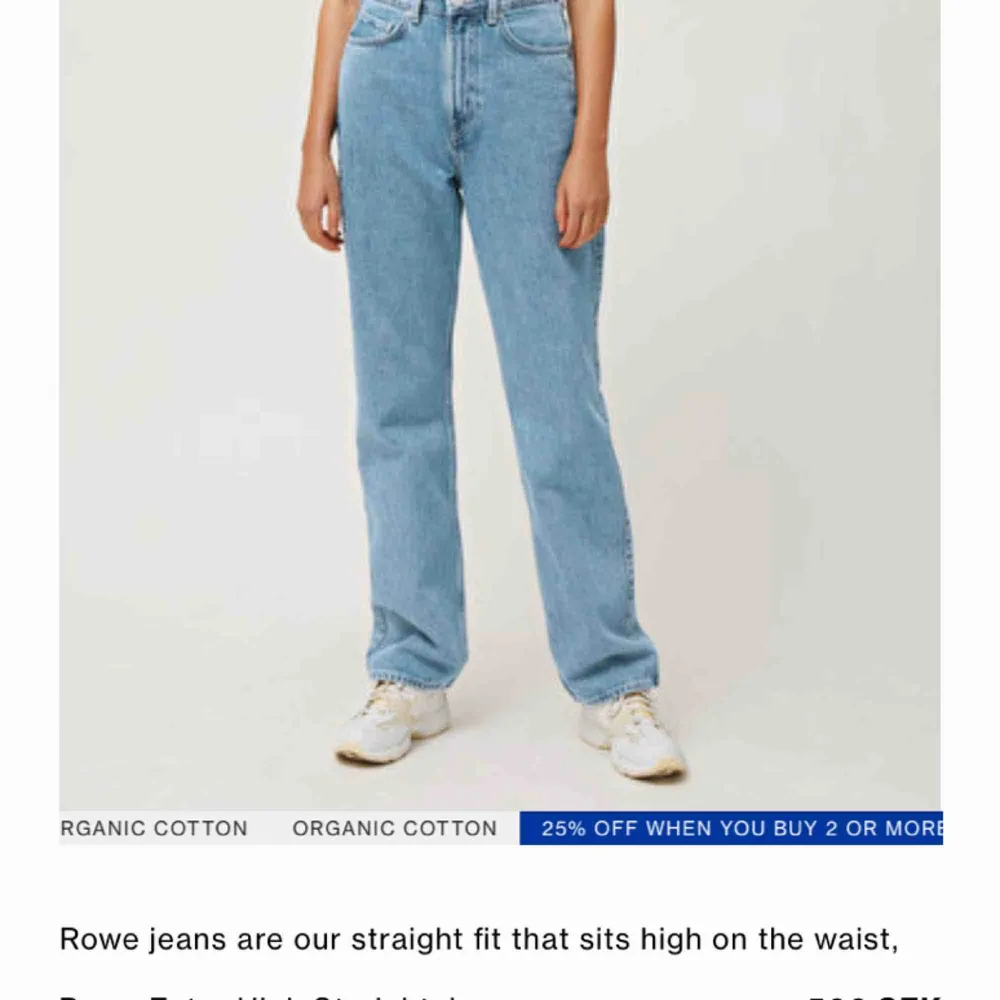 Skitsnygga jeans från Weekday, style row. Använda en gång. 💕 Säljer på grund av fel storlek. Pris kan diskuteras vid snabb affär.. Jeans & Byxor.