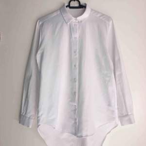  Märke: Zara Basic Collection Typ: skjorta Storlek: small  Färg: Vit Material: 57 % bomull , 43 % polyester Kroppstyp: kvinna  Skick: gott