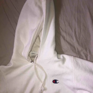  - En knappt använd vit Champion hoodie, den är som en S och kan passa M också! Säljes pga ingen användning