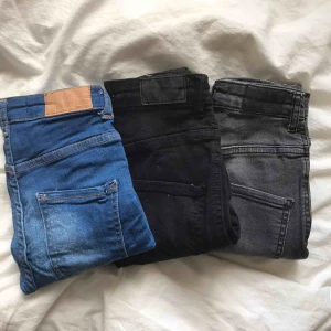 Gina Tricot Molly Jeans - Tre par Molly jeans från Gina tricot i storlek xs, dom gråa är knappt använda. 190kr för alla tre inkl frakt!