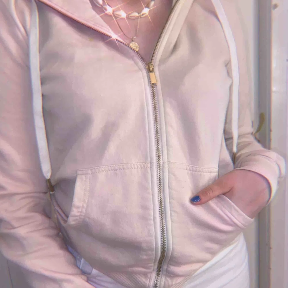 Storlek M men passar även till S (som tjejen på bilderna har) fin rosa tröja med dragkedja, bra kvalité 💗. Tröjor & Koftor.