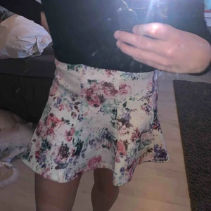  - Vacker kjol som passar perfekt inför ett dop, kalas eller bröllop!!💐 kjolen är i stretch material och endast använd en gång 