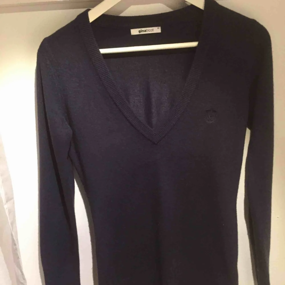 Mörkblå finstickad lång tröja, 73 cm. Tröjor & Koftor.