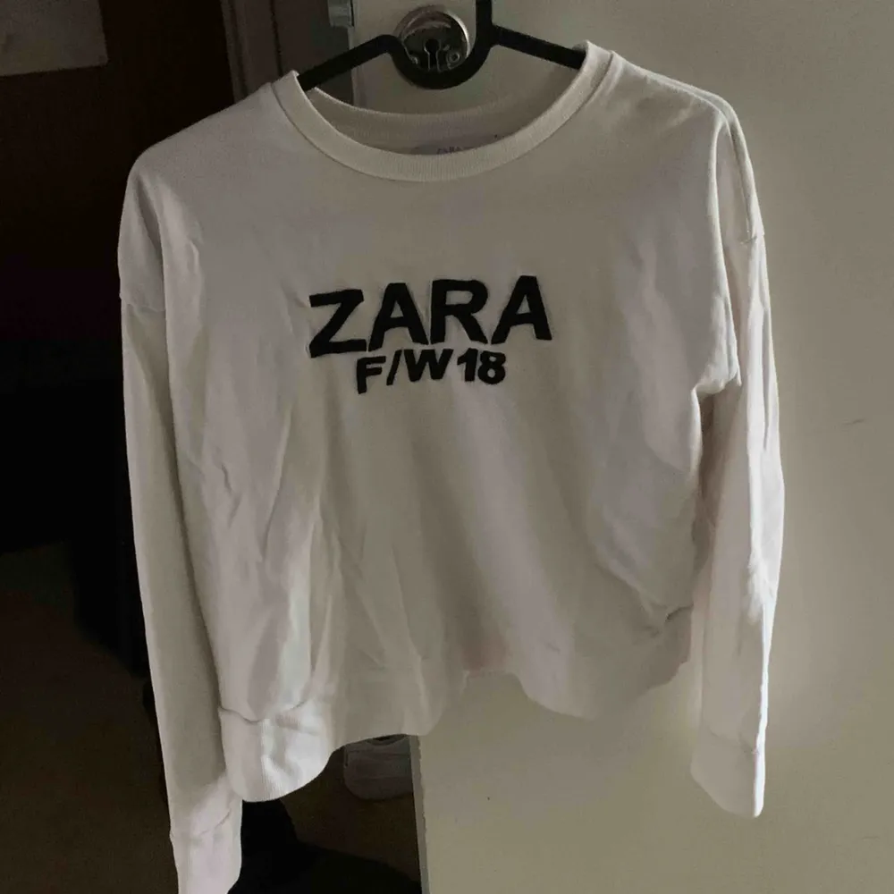 Vit sweatshirt från Zara, säljs för att den ej kommer till användning. Super snygg och skön!. Hoodies.