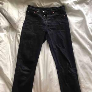 Klassiska, svarta 501 jeans från Levi’s! Snygga till ALLT! Säljer pga att de inte längre passar mig. 